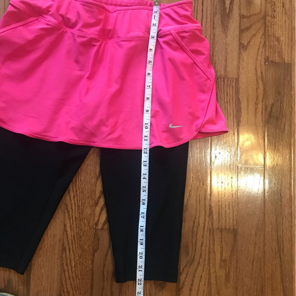 Nike Dri-Fit Knee-length Skirted Short Leggings; Medium - Picture 4 of 7